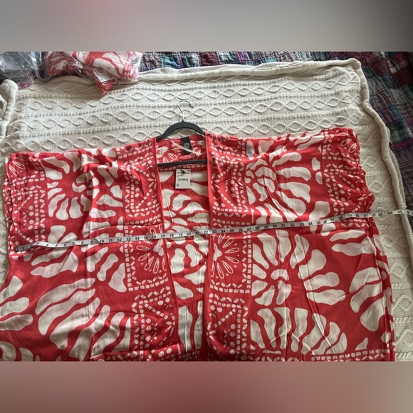 NEW! Vince Camuto Designer Coral and White Patterned Kimono OSFM - Picture 5 of 16